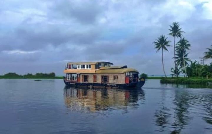 Grand Villa Houseboat Кумараком Экстерьер фото
